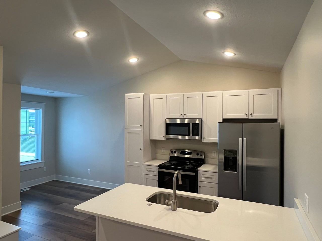 2114 Sherwood Ave - Photo 2 of 17