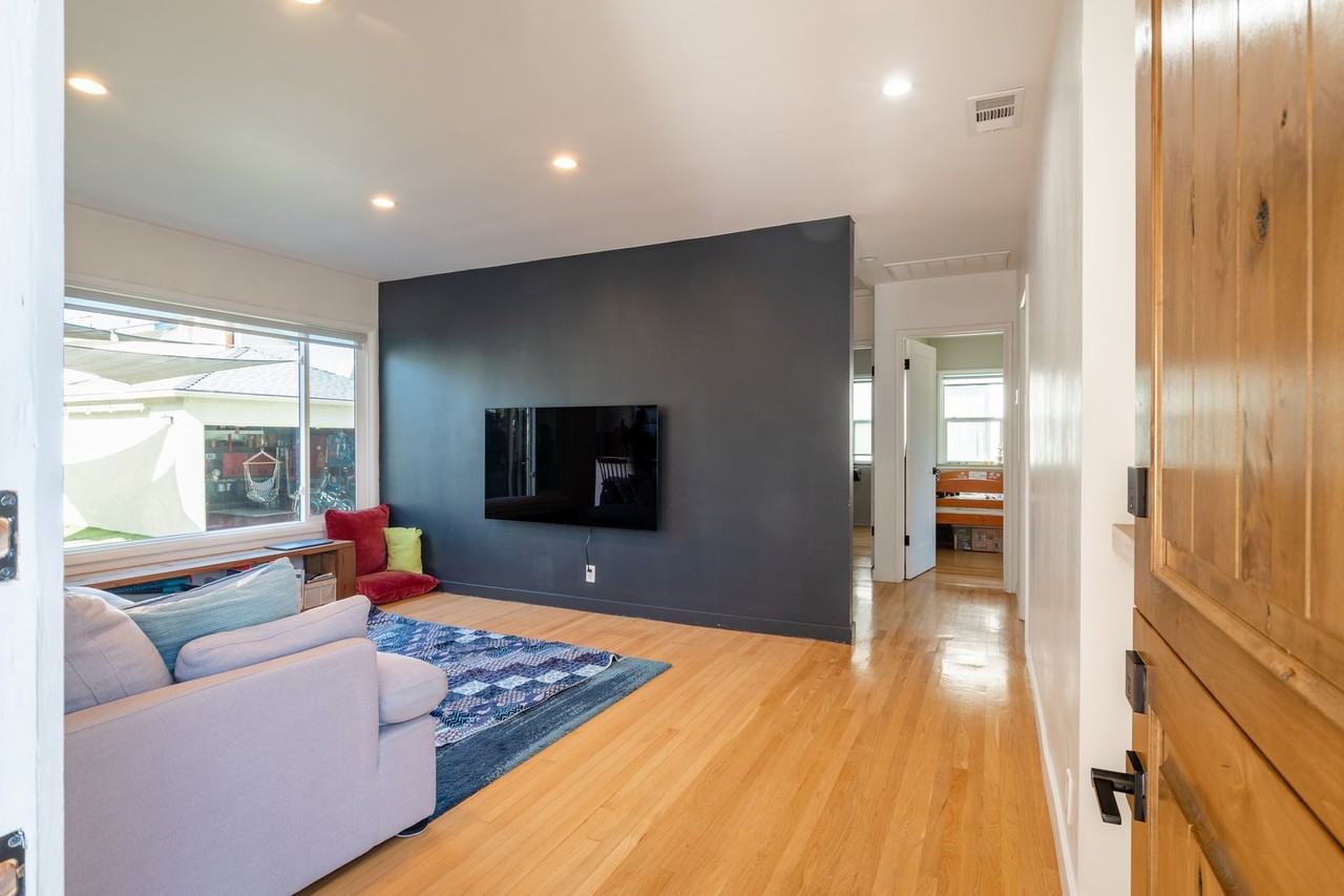 1605 Faymont Ave - Photo 3 of 37