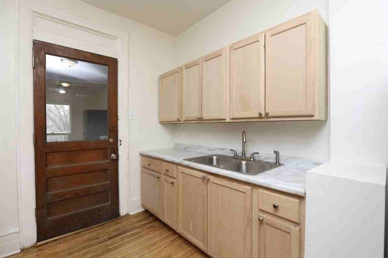 1916 S Sawyer Ave #2R - Photo 2 of 16