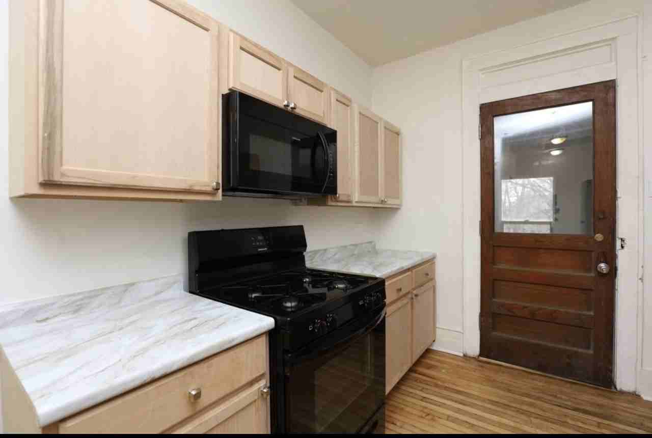 1916 S Sawyer Ave #2R - Photo 5 of 16