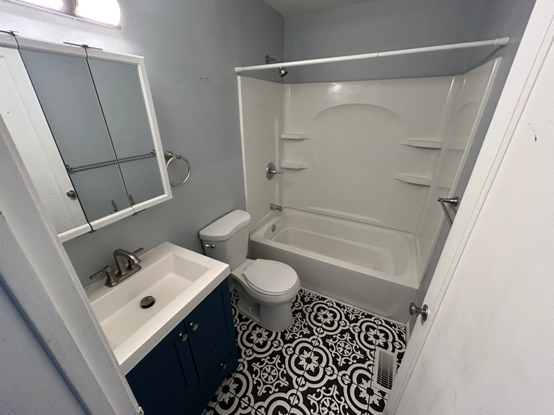 6908 N Keystone Ave - Photo 3 of 9