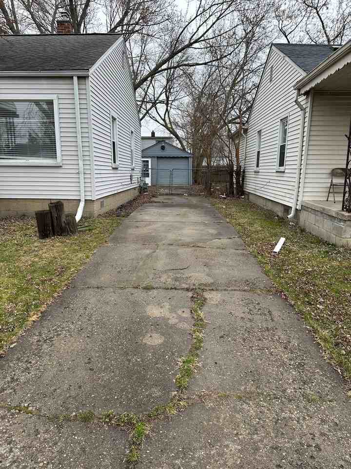18549 Kenosha St - Photo 2 of 8