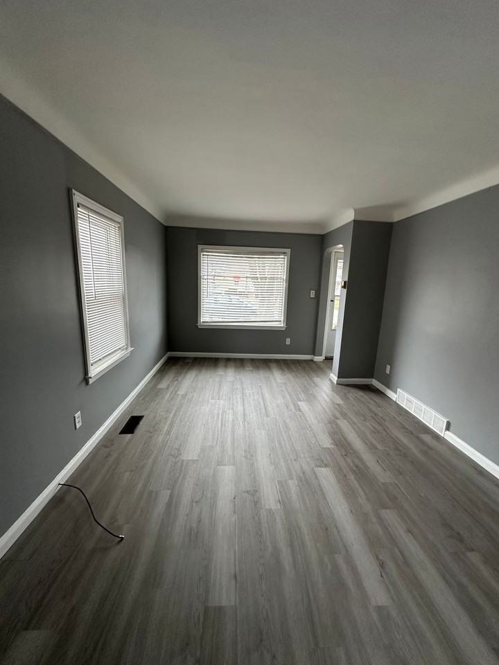 18549 Kenosha St - Photo 3 of 8