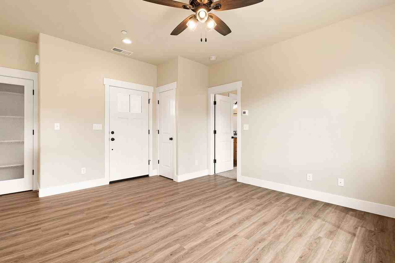 580 Valstream Dr - Photo 4 of 15