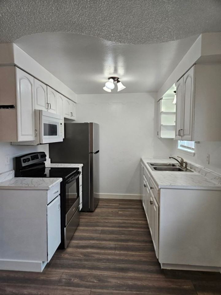 690 Highland Ave Ne - Photo 2 of 25