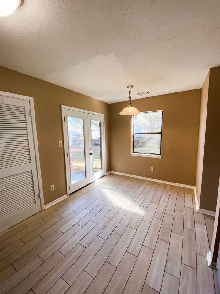 696 Tyner St - Photo 5 of 21