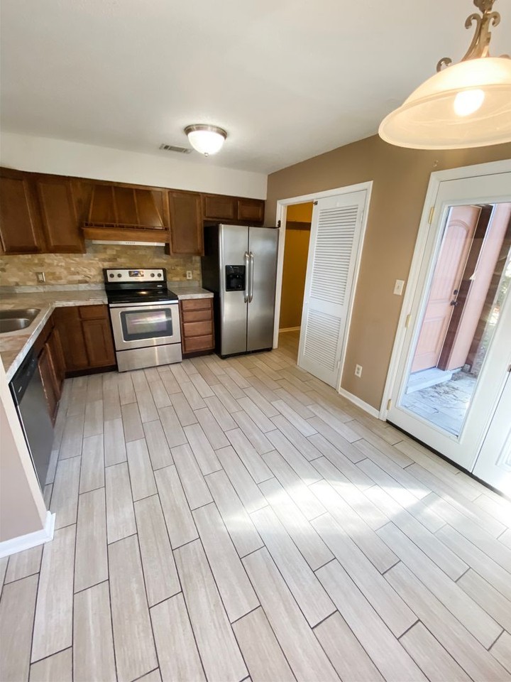 696 Tyner St - Photo 3 of 21