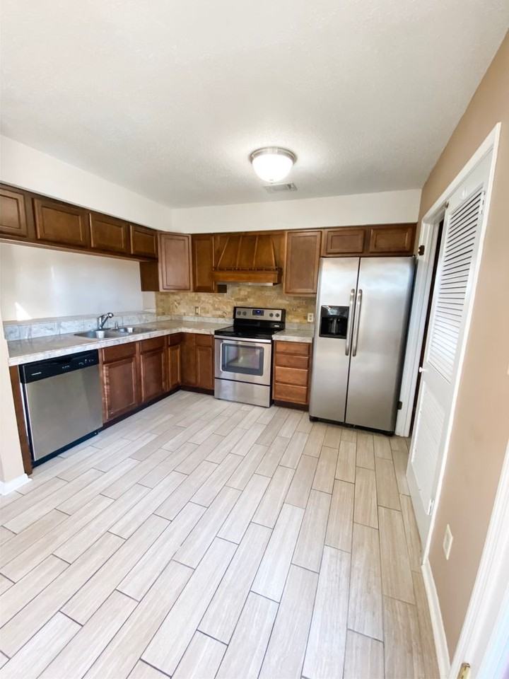 696 Tyner St - Photo 4 of 21