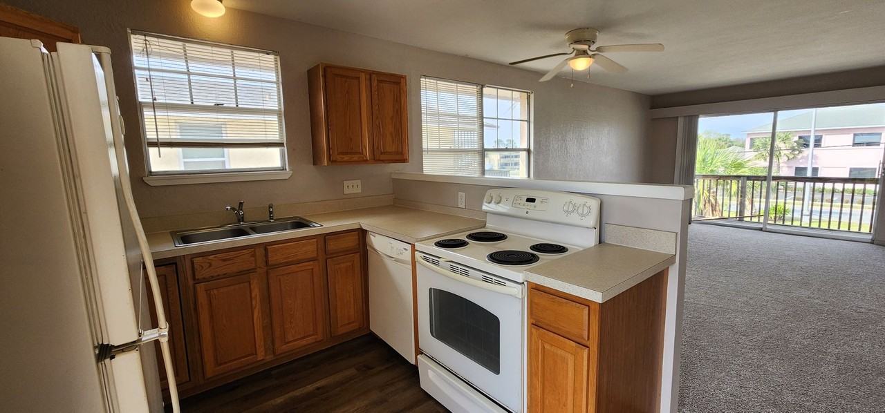 901 3rd St - Photo 3 of 16