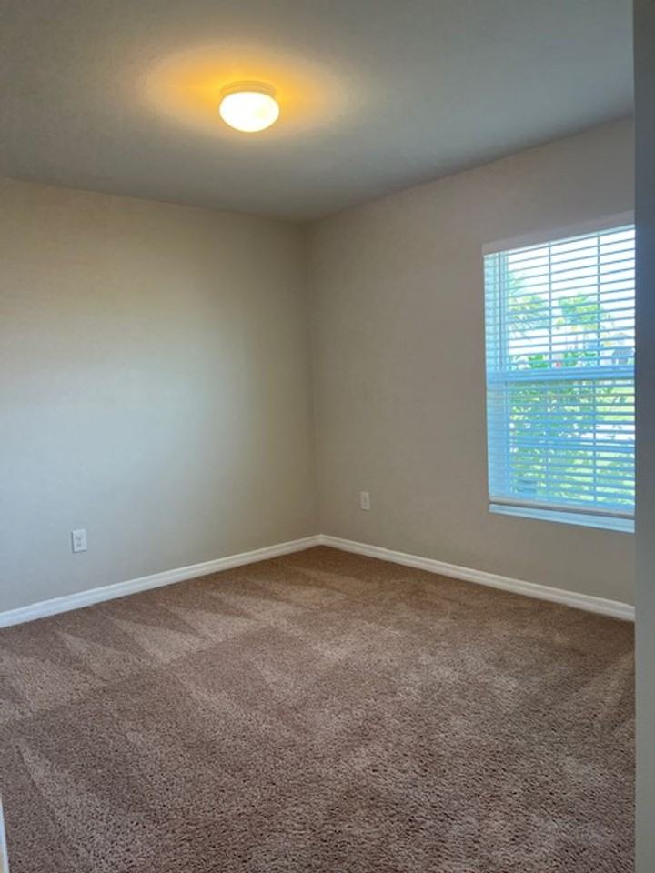 1134 Ne 39th Ter - Photo 2 of 18