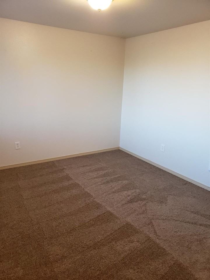 Premier Apartments - Photo 7 of 35