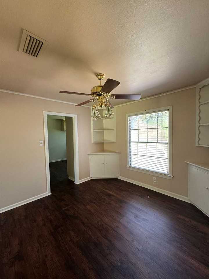 1834 Shady Ln - Photo 3 of 13