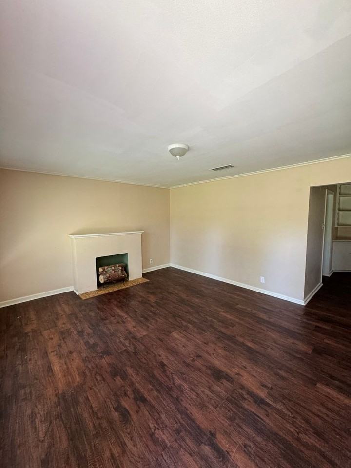 1834 Shady Ln - Photo 4 of 13