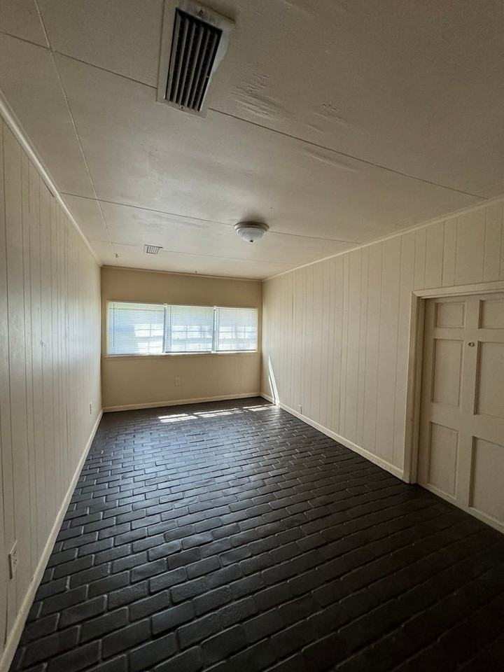 1834 Shady Ln - Photo 5 of 13