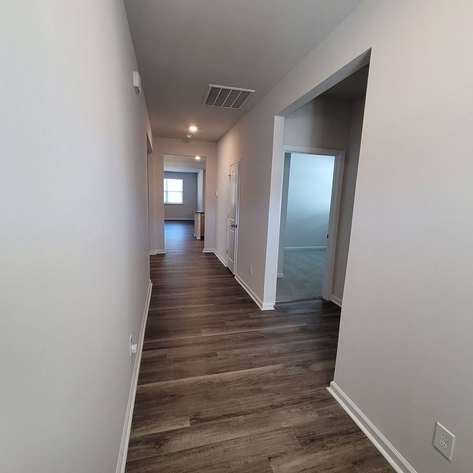 7136 Foxhollow Ln - Photo 3 of 31