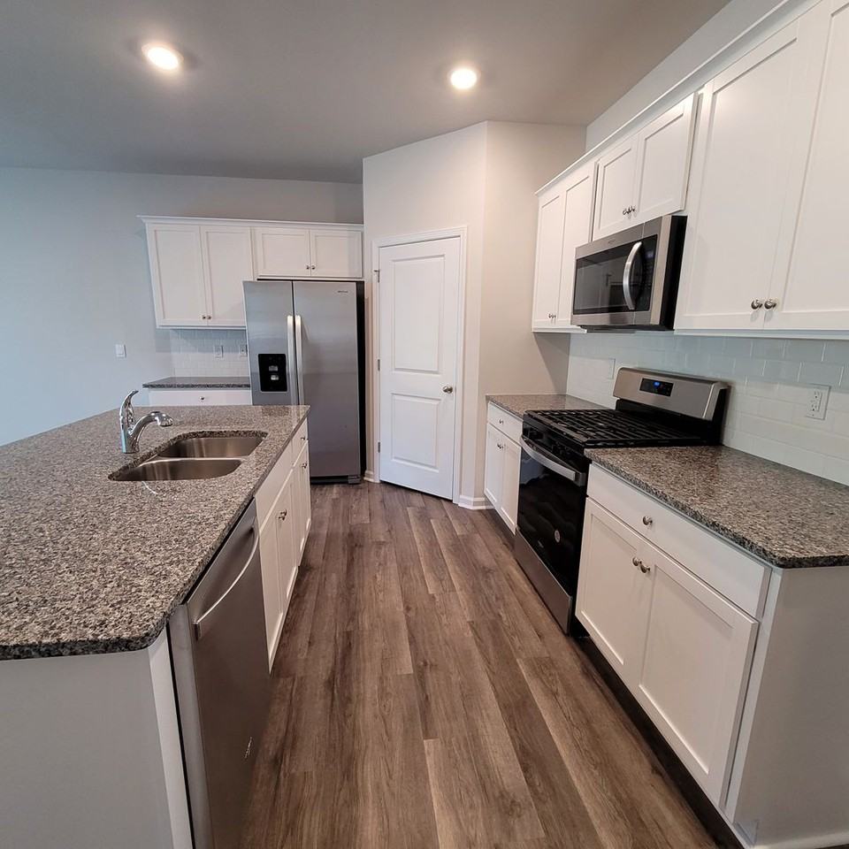 7136 Foxhollow Ln - Photo 4 of 31