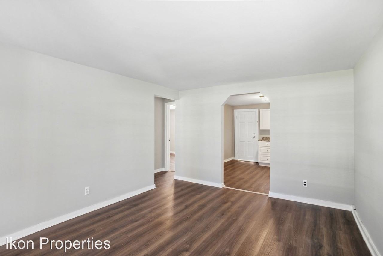 817 W 44th St - Photo 3 of 11