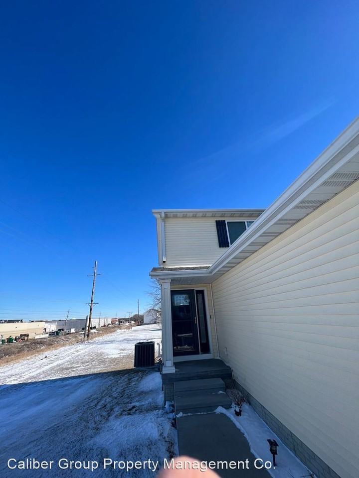 4005 Sarah Dr - Photo 3 of 14