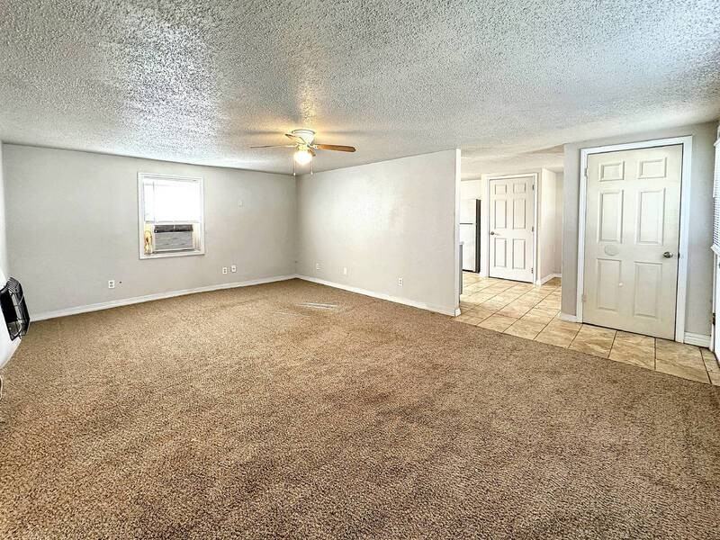 212 S Orphan St - Photo 3 of 14