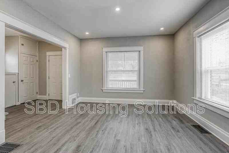 2256 S Sterling Ave - Photo 2 of 9