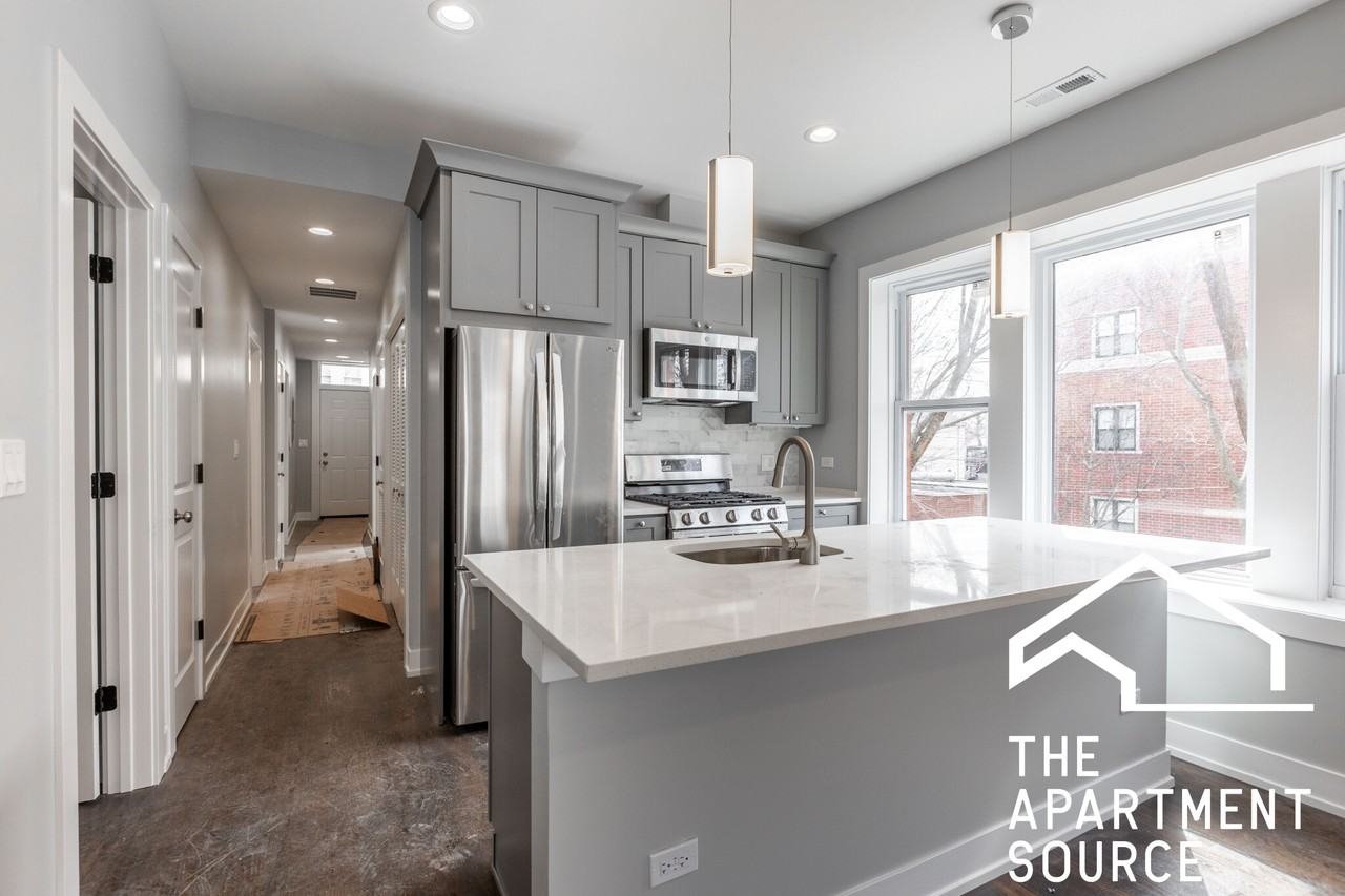 3135 N Oakley Ave #3