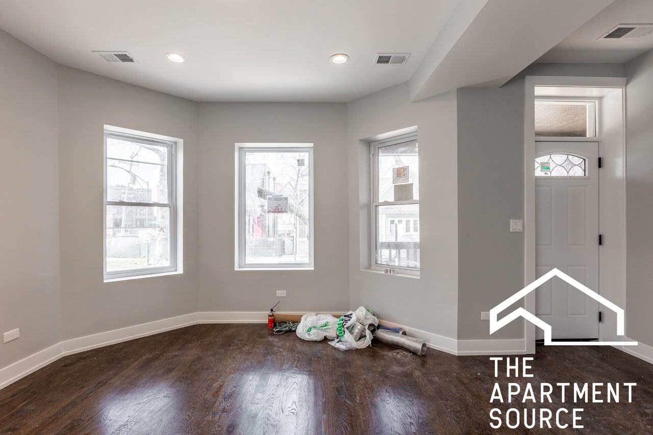 3135 N Oakley Ave #2