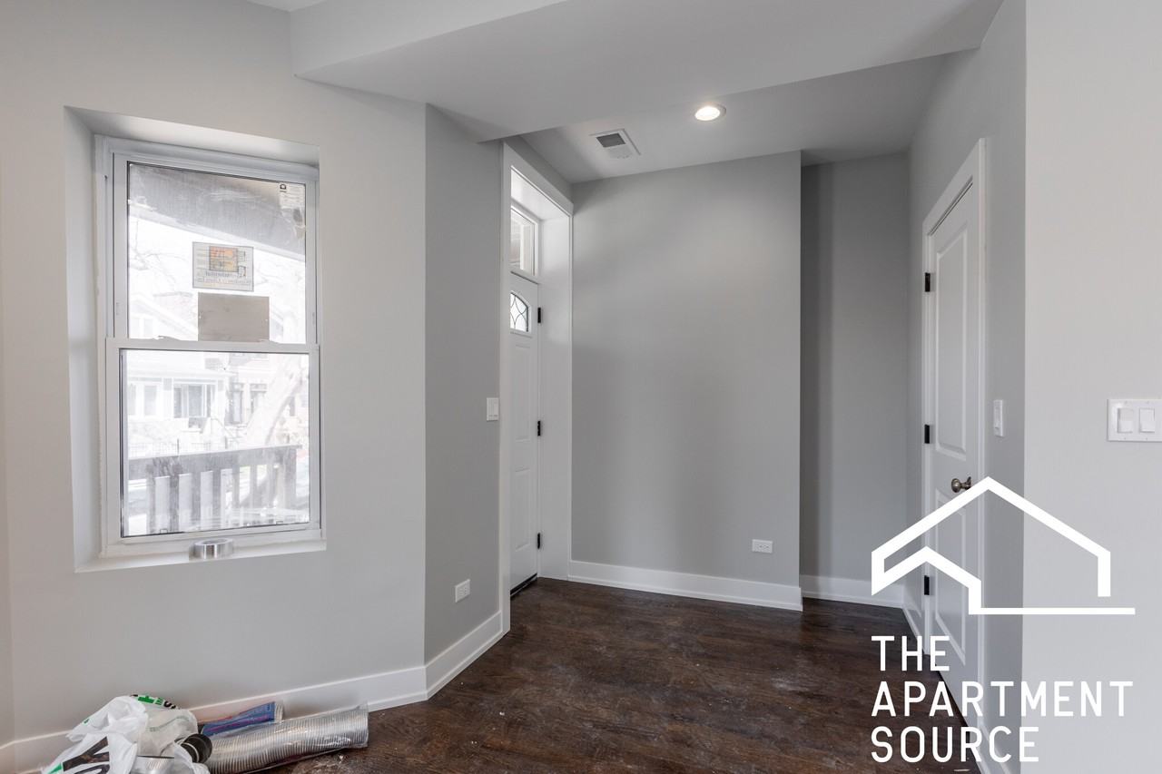 3135 N Oakley Ave #2 - Photo 5 of 15