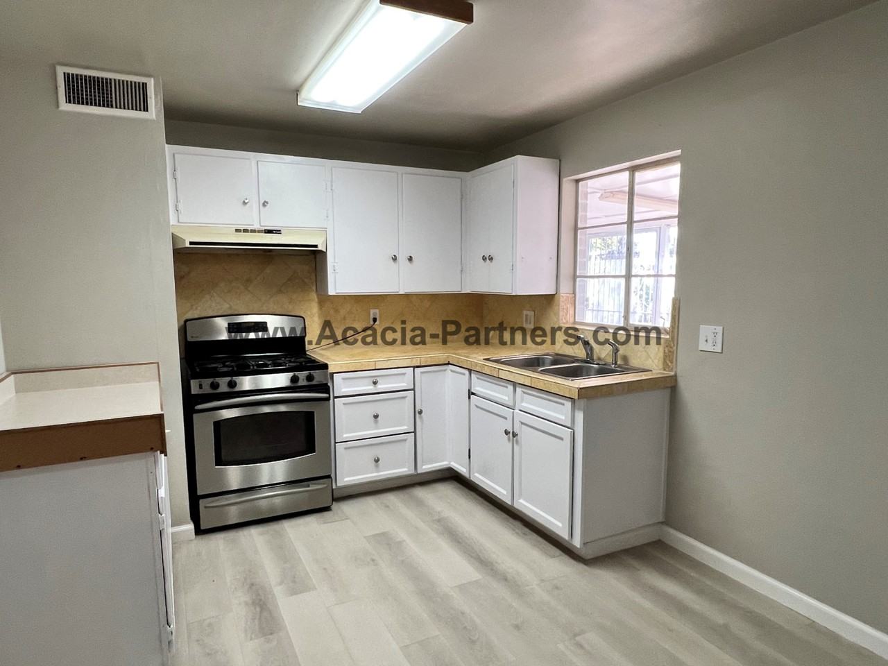 1941 W Spring St - Photo 5 of 14