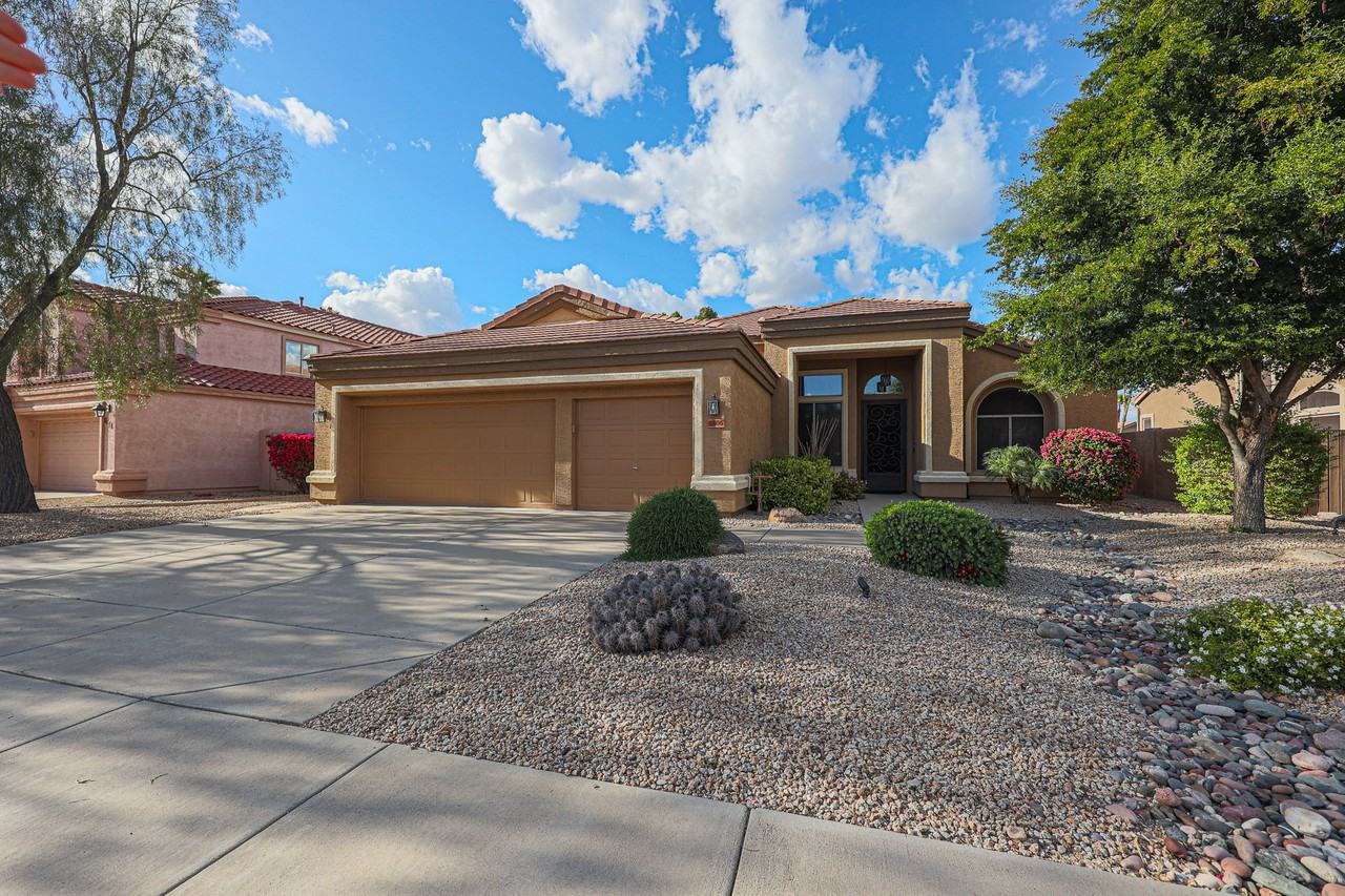 6806 W Skylark Dr - Photo 3 of 42