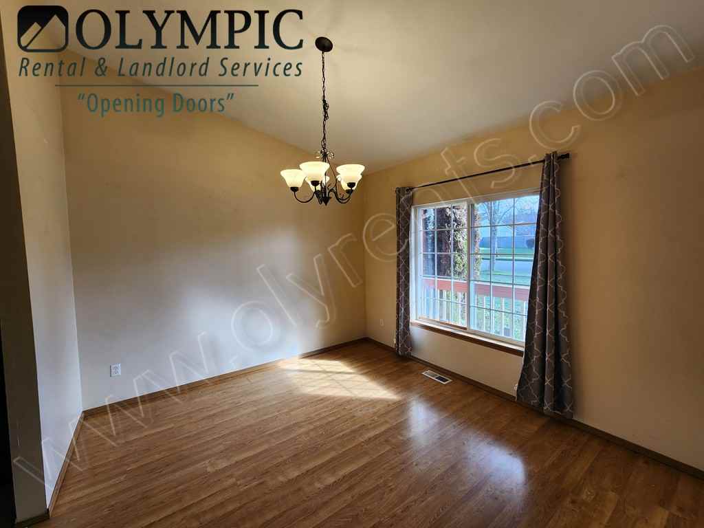 1439 Chatham Dr Se - Photo 3 of 20