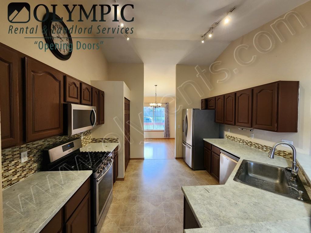 1439 Chatham Dr Se - Photo 5 of 20