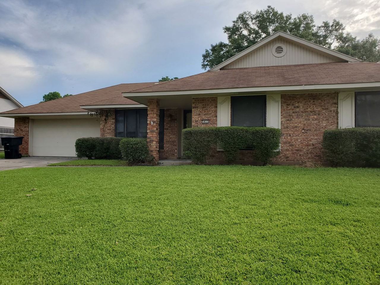 5415 Bayou Dr - Photo 2 of 21