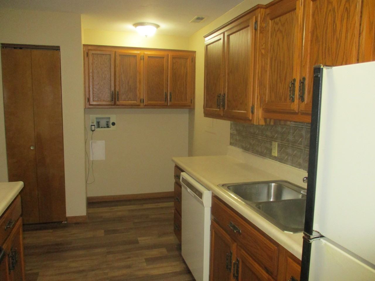 407 N Elm St - Photo 3 of 11