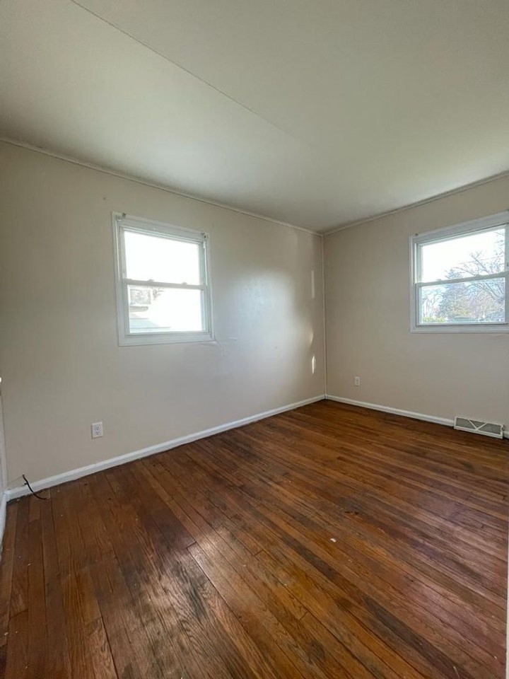 226 S Chicago St - Photo 5 of 9