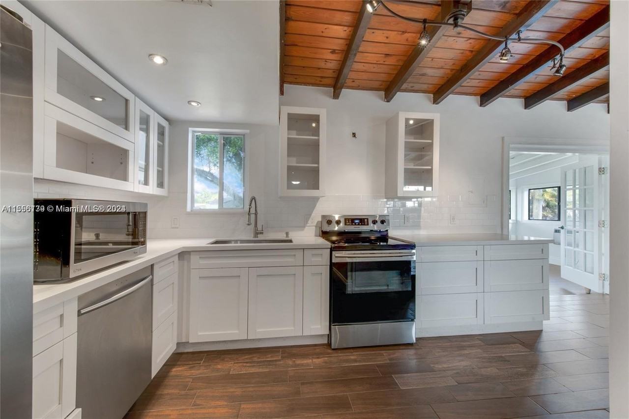 9005 Sw 56th St - Photo 2 of 8