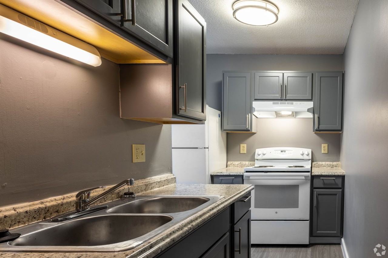 Kingswood Court Apartments and Townhomes - Photo 5 of 39