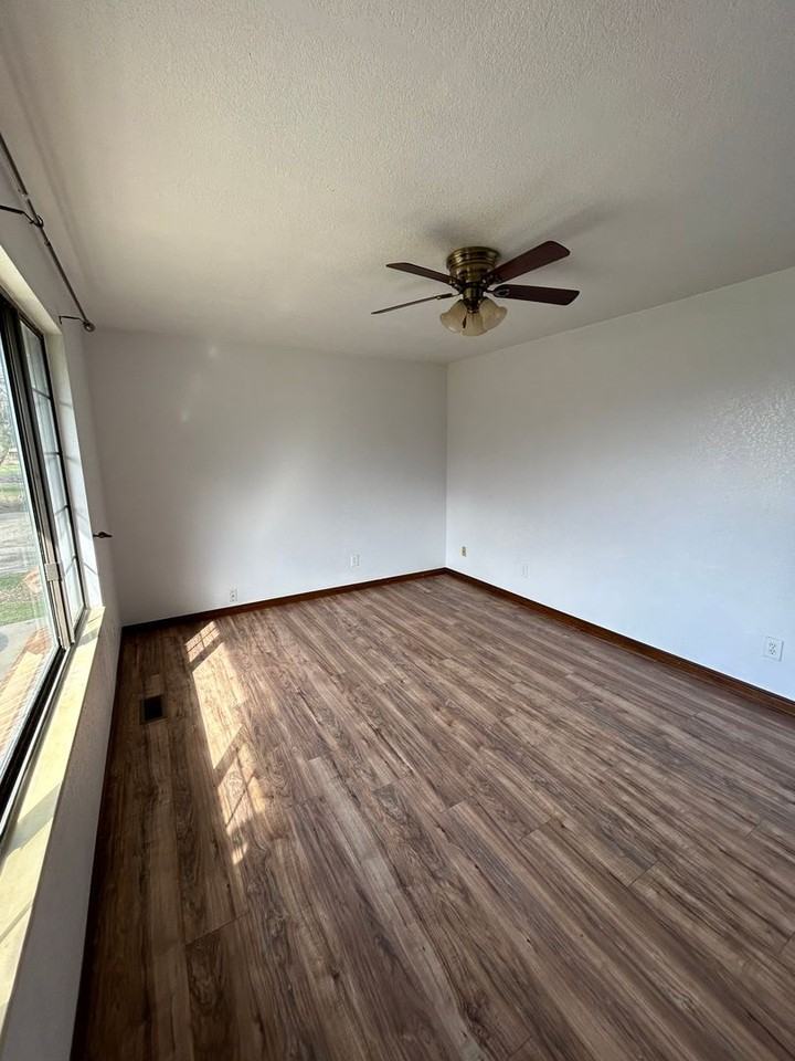 521 E 8800 S - Photo 6 of 19