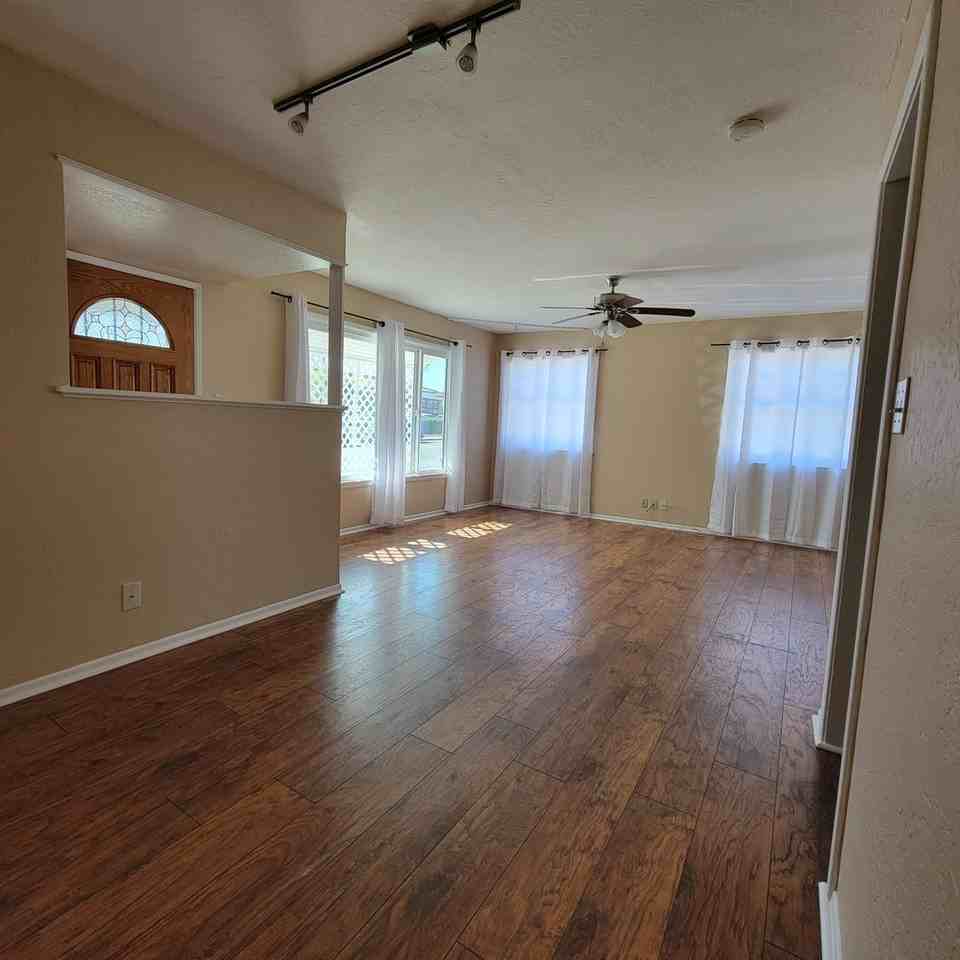 4863 Parks Ave - Photo 7 of 48
