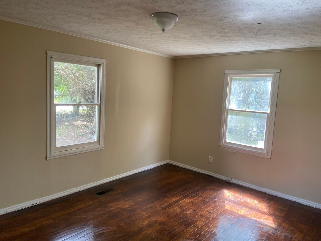 563 Parkchester Dr - Photo 4 of 10