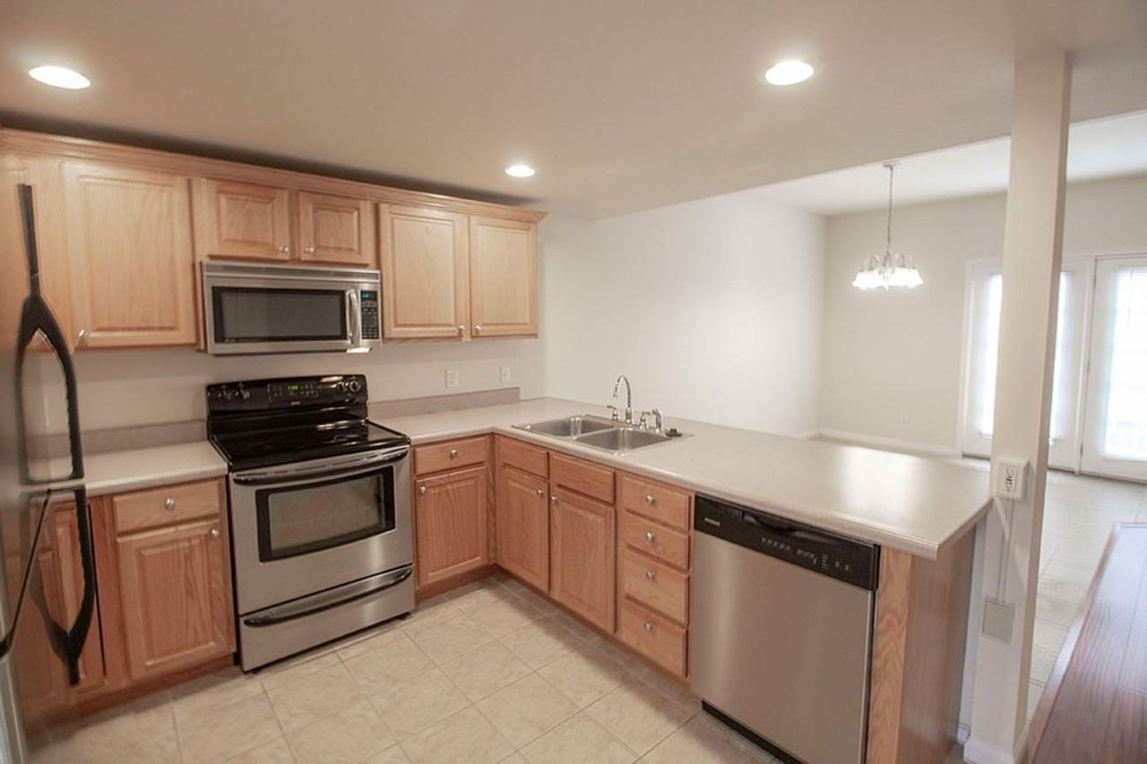 1932 Center St - Photo 5 of 38