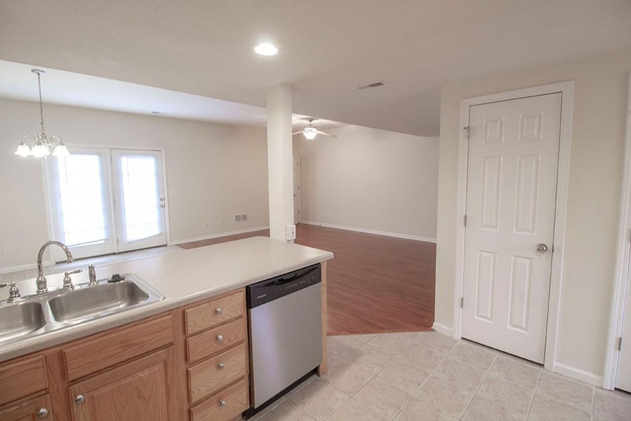 1932 Center St - Photo 7 of 38