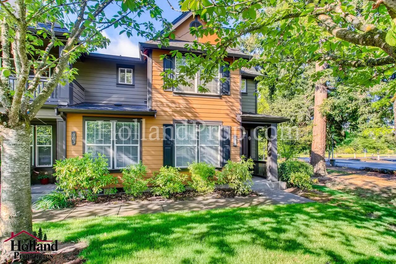 977 Ne 73rd Ave - Photo 3 of 28