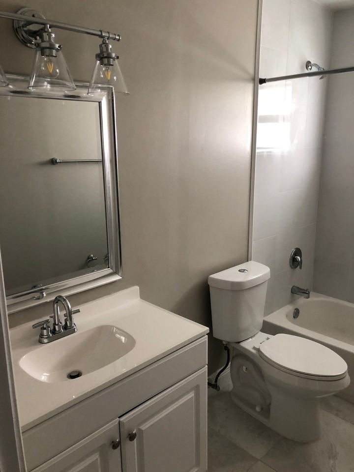 1086 NE 33RD ST - Photo 2 of 8