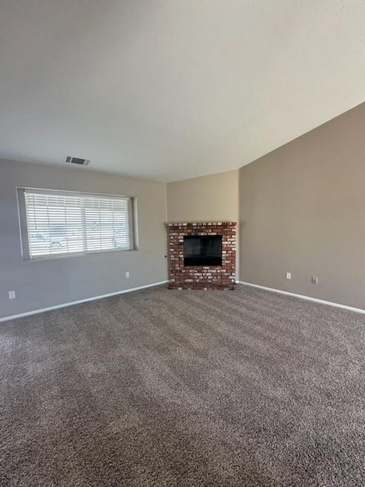 17789 Chestnut St - Photo 4 of 20
