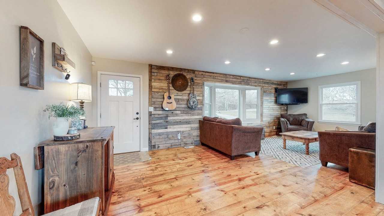 2615 Baugh Ln - Photo 3 of 50