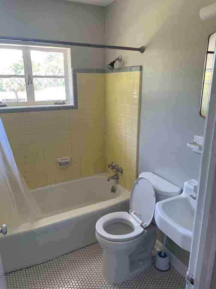 1613 Normandy Dr - Photo 4 of 12