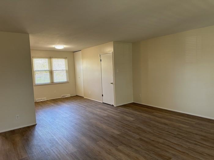 9733 Radio Dr - Photo 3 of 18