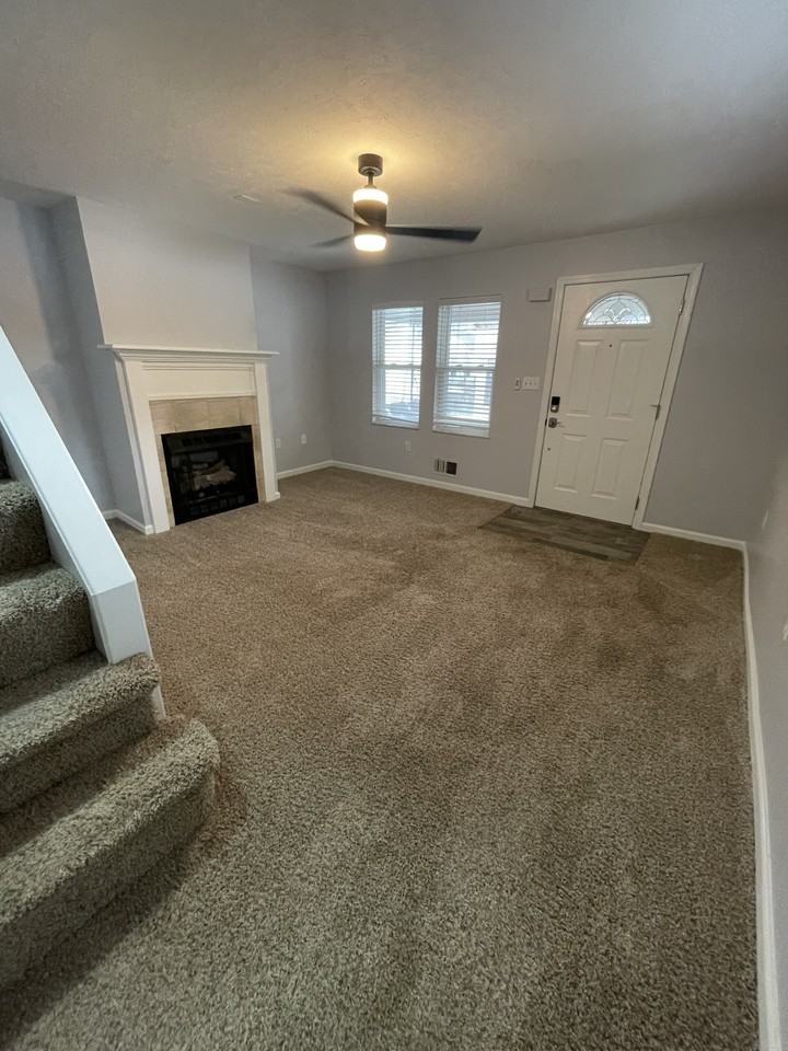 208 W Sycamore St #NA - Photo 3 of 20