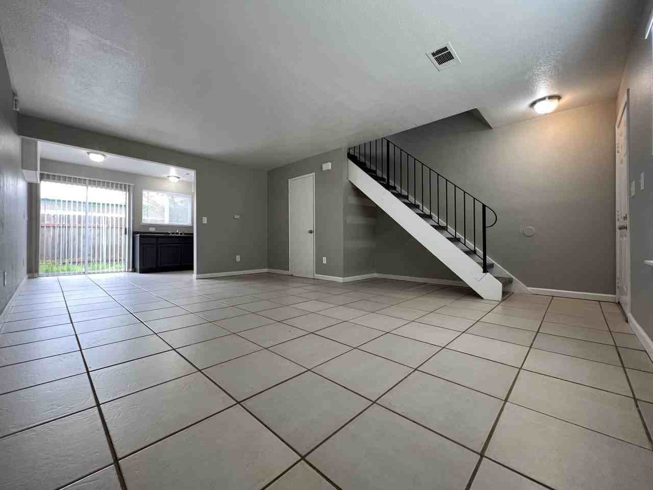 328 E Elm St - Photo 3 of 17