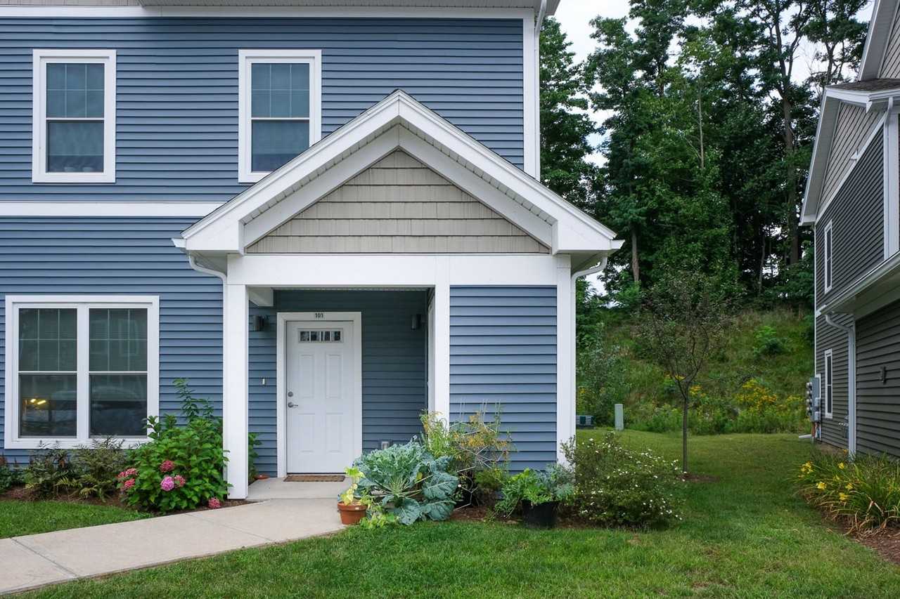 Gardenside Commons - Photo 5 of 9